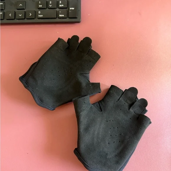 Lululemon Black Workout Gloves - Picture 5 of 6